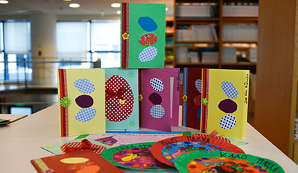 Ευχετήριες κάρτες για ηλικιωμένους πυρόπληκτων περιοχών από μαθητές του Προγράμματος ΔΙΑΤΡΟΦΗ