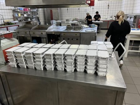 Οι εργαζόμενοι του Ινστιτούτου Prolepsis στηρίζουν το μεγάλο συσσίτιο της Ιεράς Μητρόπολης Δημητριάδος