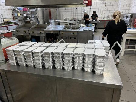 Οι εργαζόμενοι του Ινστιτούτου Prolepsis στηρίζουν το μεγάλο συσσίτιο της Ιεράς Μητρόπολης Δημητριάδος