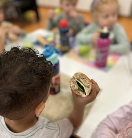 Πρώτη μέρα για τη σχολική σίτιση σε ευπαθείς περιοχές με το Πρόγραμμα ΔΙΑΤΡΟΦΗ του Ινστιτούτου Prolepsis – Την επόμενη εβδομάδα η έναρξη του προγράμματος σε σχολεία της Θεσσαλίας.