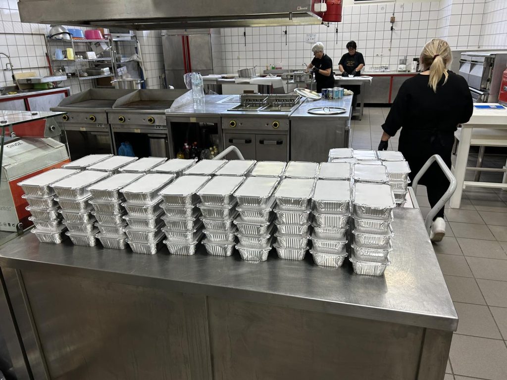 Οι εργαζόμενοι του Ινστιτούτου Prolepsis στηρίζουν το μεγάλο συσσίτιο της Ιεράς Μητρόπολης Δημητριάδος