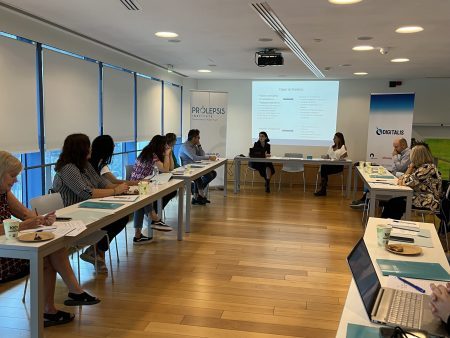 Ενημερωτική εκδήλωση με θέμα: «Εκπαίδευση και ανάπτυξη δεξιοτήτων για όσους παρέχουν φροντίδα σε άτομα με χρόνια ασθένεια ή αναπηρία»