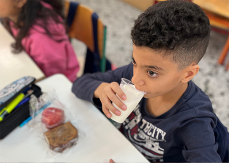 To NOYNOY πολύτιμος σύμμαχος στο Πρόγραμμα ΔΙΑΤΡΟΦΗ του Ινστιτούτου Prolepsis: προσφέρει το γάλα σε 6.699 μαθητές του προγράμματος για τη σχολική χρονιά 2023-24
